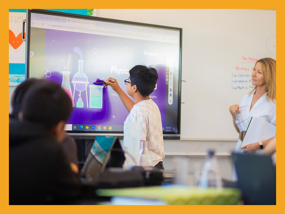 Khám Phá Sự Khác Biệt Giữa Màn Hình Tương Tác Thông Minh Và TV Thông Minh Để Chọn Giải Pháp Tối Ưu Cho Lớp Học Hiện Đại