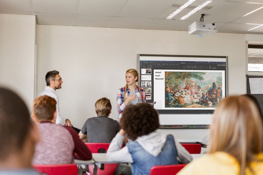 Trong Thời Đại Giáo Dục 4.0, Máy Chiếu Hỗ Trợ Giảng Viên Truyền Tải Kiến Thức Trực Quan, Nâng Cao Chất Lượng Bài Giảng Và Môi Trường Học Tập.