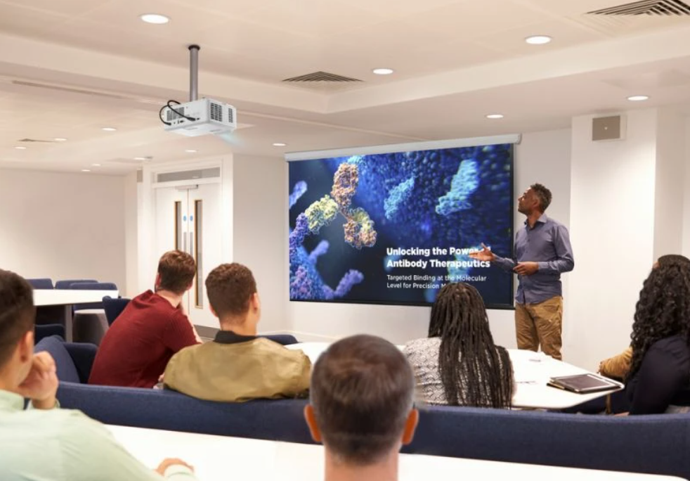 Máy chiếu cho lớp học