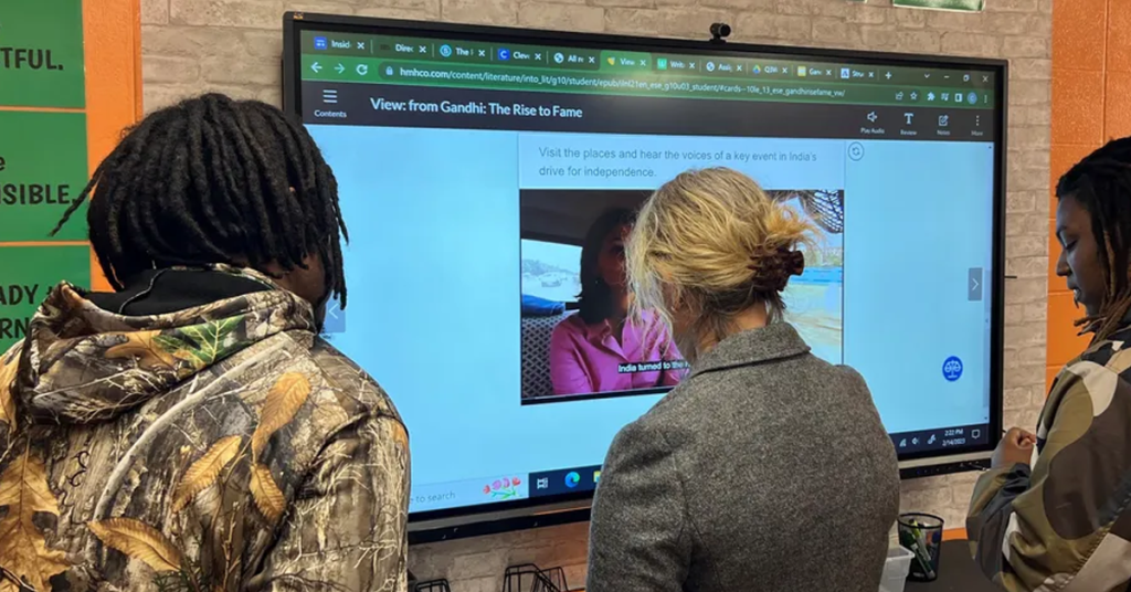 Trường Trung Học Robert E. Lee Chuyển Mình Với Màn Hình Tương Tác