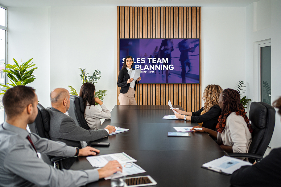 Hướng Dẫn Chọn Màn Hình Thương Mại Tốt Nhất: Từ Tiêu Chí Kỹ Thuật Đến Giải Pháp Tối Ưu