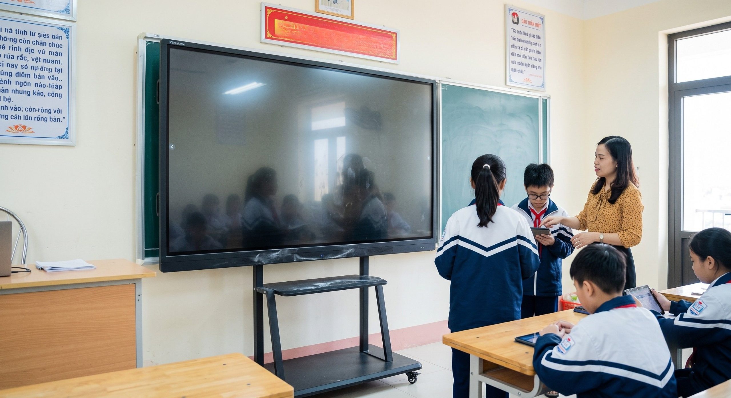 Vệ sinh màn hình tương tác đúng chuẩn